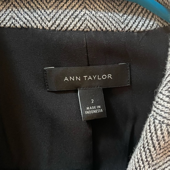 Ann Taylor Blazer, size 2 - Picture 2 of 7
